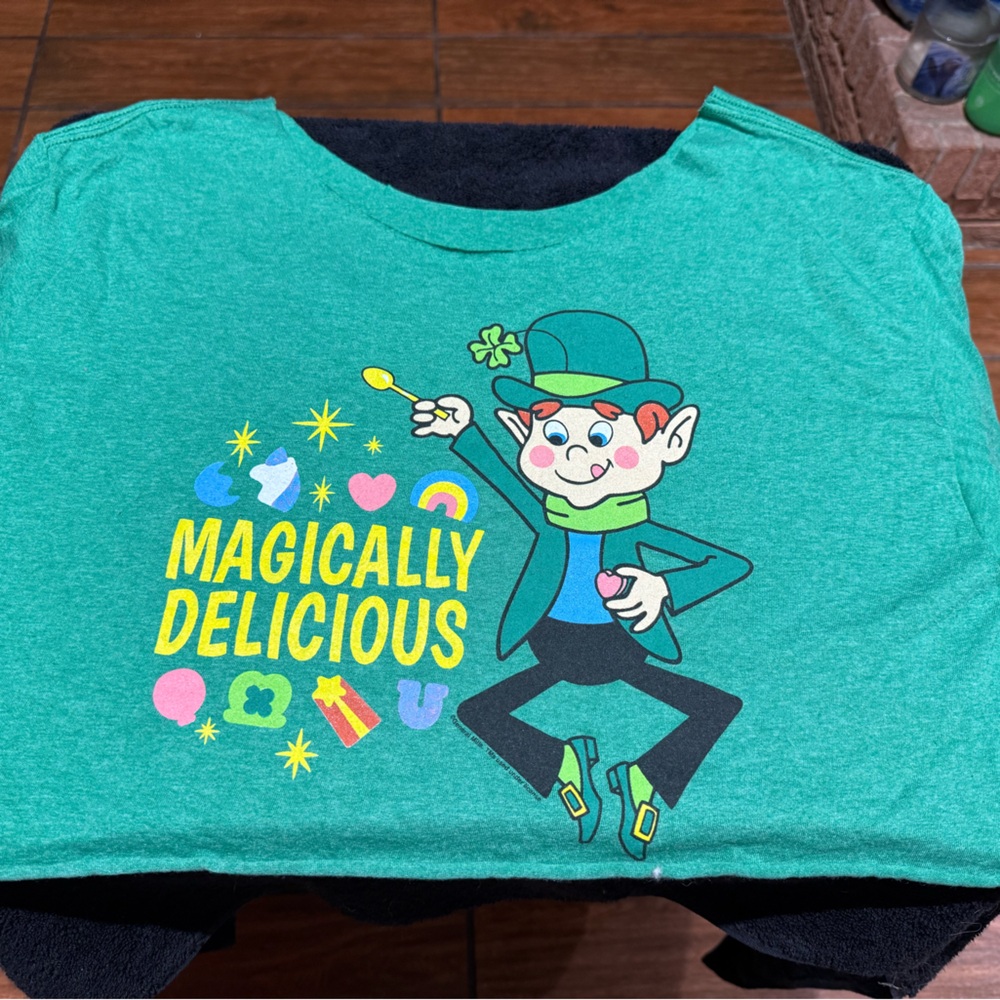 Source Unknown Green Crop Top with Playful Graphic